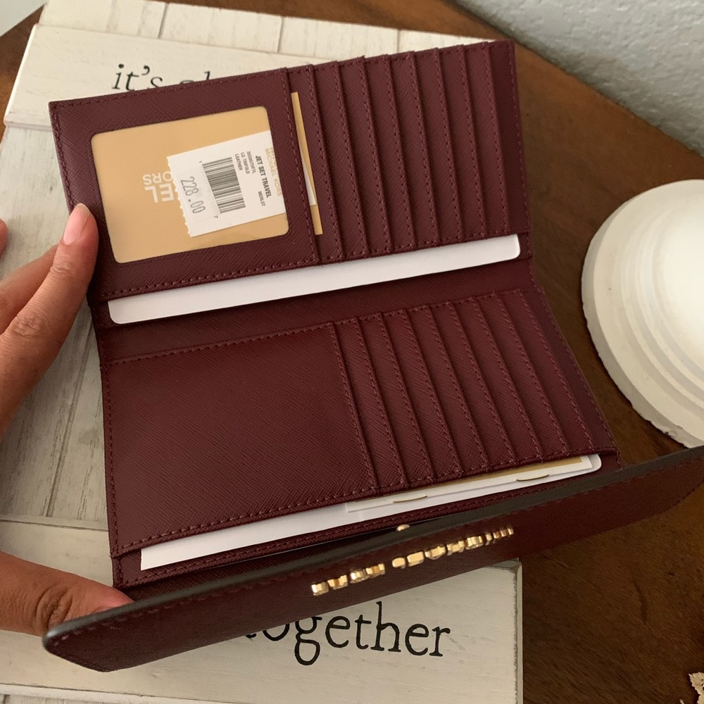 New Mk large trifold wallet ๐ - Picture 2 of 6